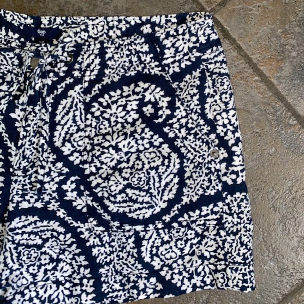 Gap Navy Blue & White Floral Shorts - Picture 4 of 9